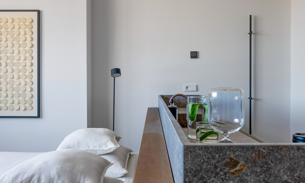 Modern gerenoveerd duplex penthouse te koop, op korte afstand van voorzieningen in Nueva Andalucia’s golfvallei, Marbella 793391