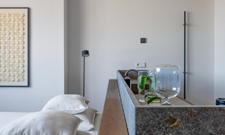 Modern gerenoveerd duplex penthouse te koop, op korte afstand van voorzieningen in Nueva Andalucia’s golfvallei, Marbella 793391 