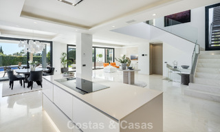 Eigentijdse luxevilla te koop, in een exclusieve, afgeschermde woonwijk op Marbella’s prestigieuze Golden Mile 776672 