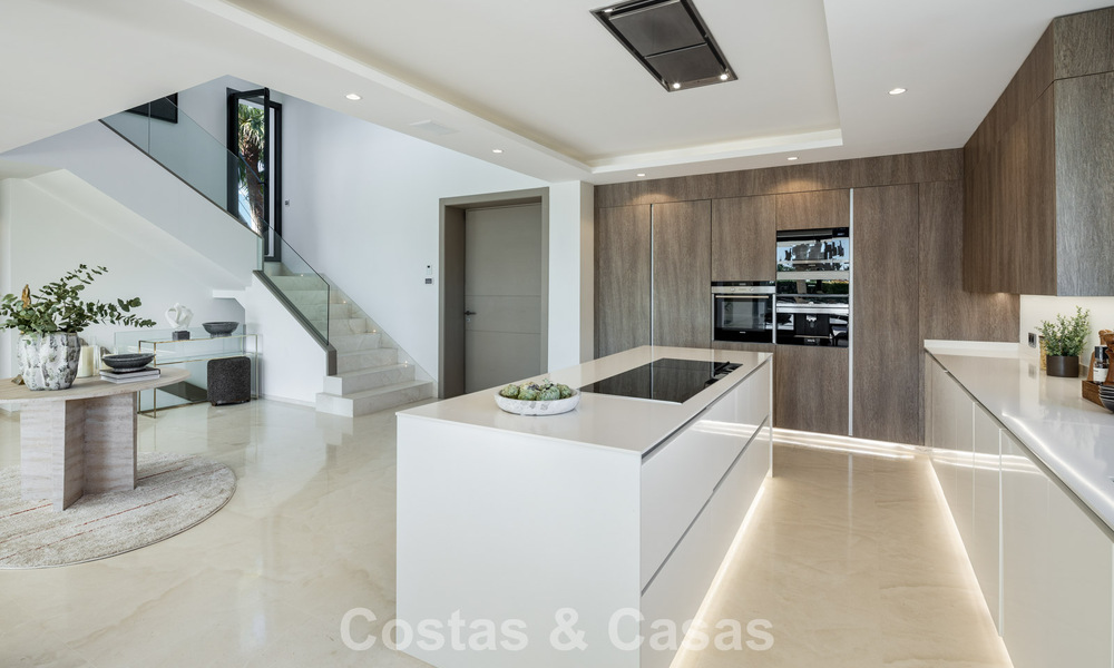 Eigentijdse luxevilla te koop, in een exclusieve, afgeschermde woonwijk op Marbella’s prestigieuze Golden Mile 776673