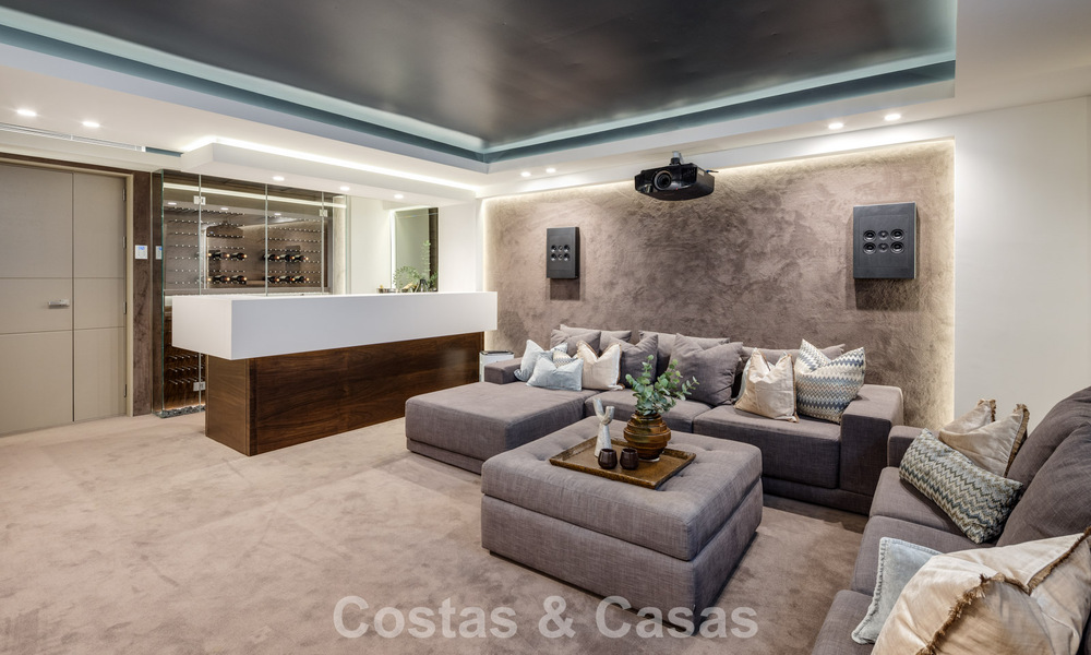 Eigentijdse luxevilla te koop, in een exclusieve, afgeschermde woonwijk op Marbella’s prestigieuze Golden Mile 776680