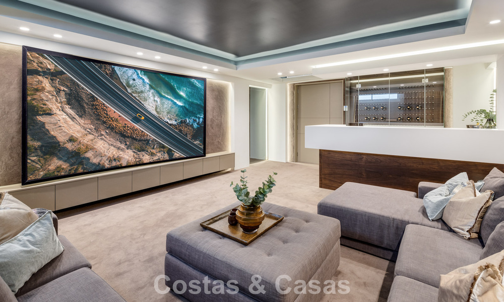 Eigentijdse luxevilla te koop, in een exclusieve, afgeschermde woonwijk op Marbella’s prestigieuze Golden Mile 776681