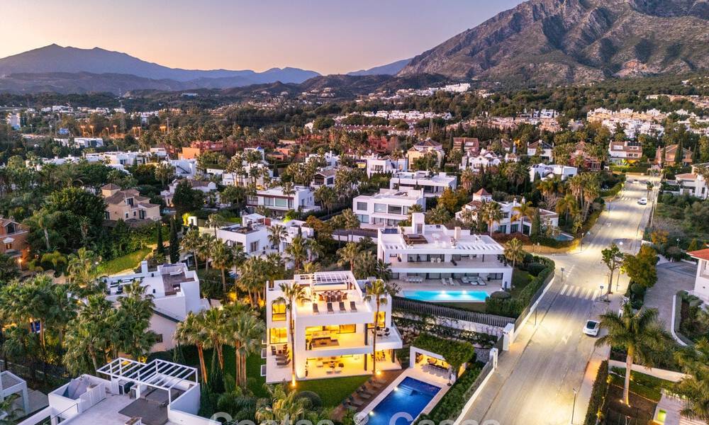 Eigentijdse luxevilla te koop, in een exclusieve, afgeschermde woonwijk op Marbella’s prestigieuze Golden Mile 776688