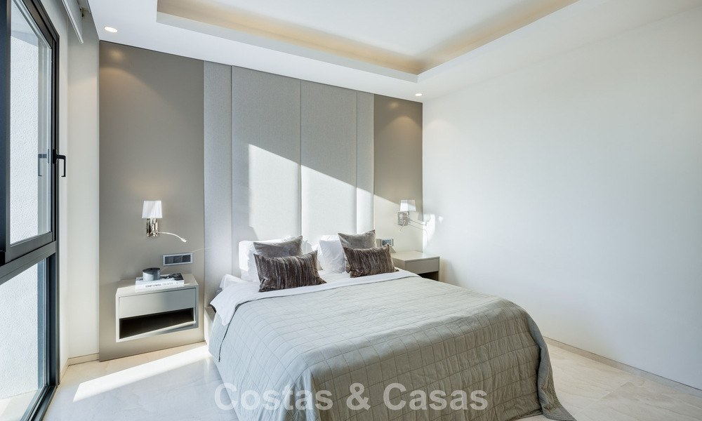 Eigentijdse luxevilla te koop, in een exclusieve, afgeschermde woonwijk op Marbella’s prestigieuze Golden Mile 776691