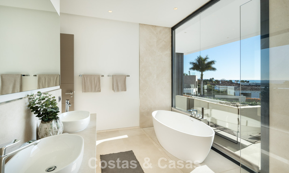 Eigentijdse luxevilla te koop, in een exclusieve, afgeschermde woonwijk op Marbella’s prestigieuze Golden Mile 776694