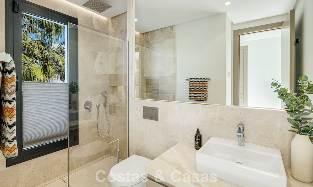 Eigentijdse luxevilla te koop, in een exclusieve, afgeschermde woonwijk op Marbella’s prestigieuze Golden Mile 776696