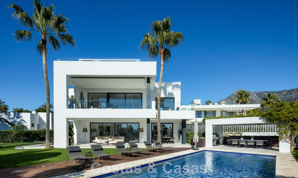 Eigentijdse luxevilla te koop, in een exclusieve, afgeschermde woonwijk op Marbella’s prestigieuze Golden Mile 776704