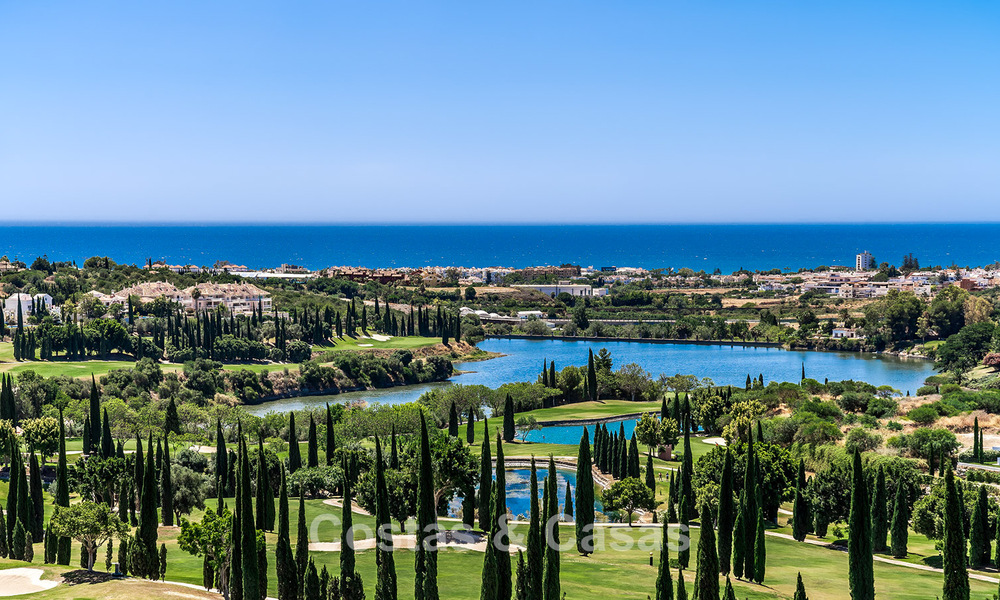 Moderne luxevilla met magnifiek golf- en zeezicht te koop in een vijfsterren golfresort in Marbella - Benahavis 776709