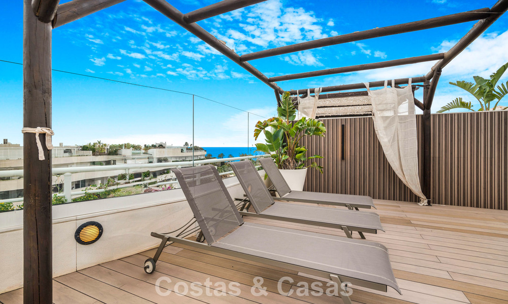 Exclusief, ruim duplex penthouse te koop, met privézwembad en zeezicht, vlak bij het strand in Puerto Banus, Marbella 776950