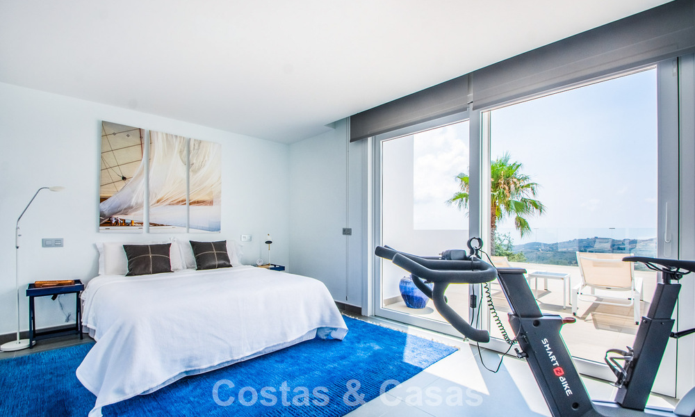 Hedendaagse Mediterrane, luxevilla met panoramisch berg- en zeezicht te koop in Oost Marbella 776850