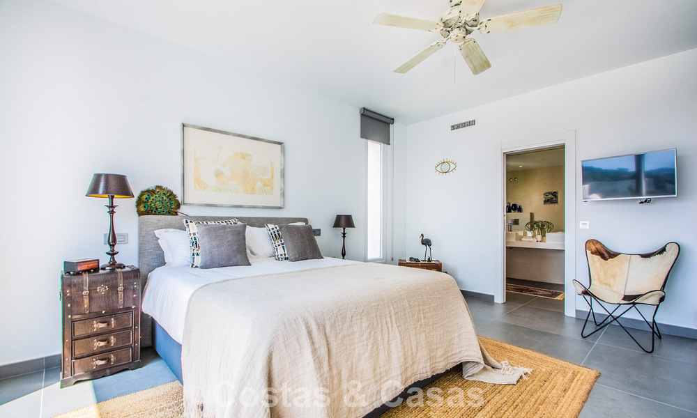 Hedendaagse Mediterrane, luxevilla met panoramisch berg- en zeezicht te koop in Oost Marbella 776862