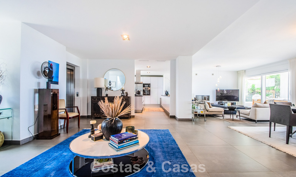 Hedendaagse Mediterrane, luxevilla met panoramisch berg- en zeezicht te koop in Oost Marbella 776893