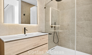 Instapklare villa met moderne architectuur te koop in een beveiligde woonwijk van Marbella - Benahavis 777146 