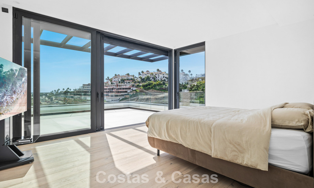 Instapklare villa met moderne architectuur te koop in een beveiligde woonwijk van Marbella - Benahavis 777156