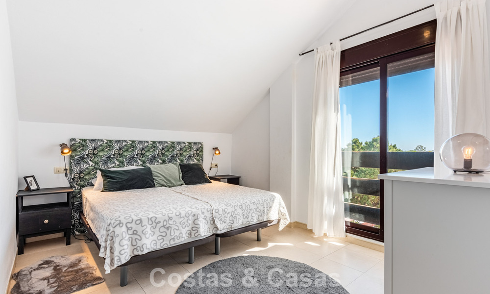 Duplex penthouse te koop op loopafstand van alle voorzieningen en Puerto Banus in Nueva Andalucia, Marbella 777350