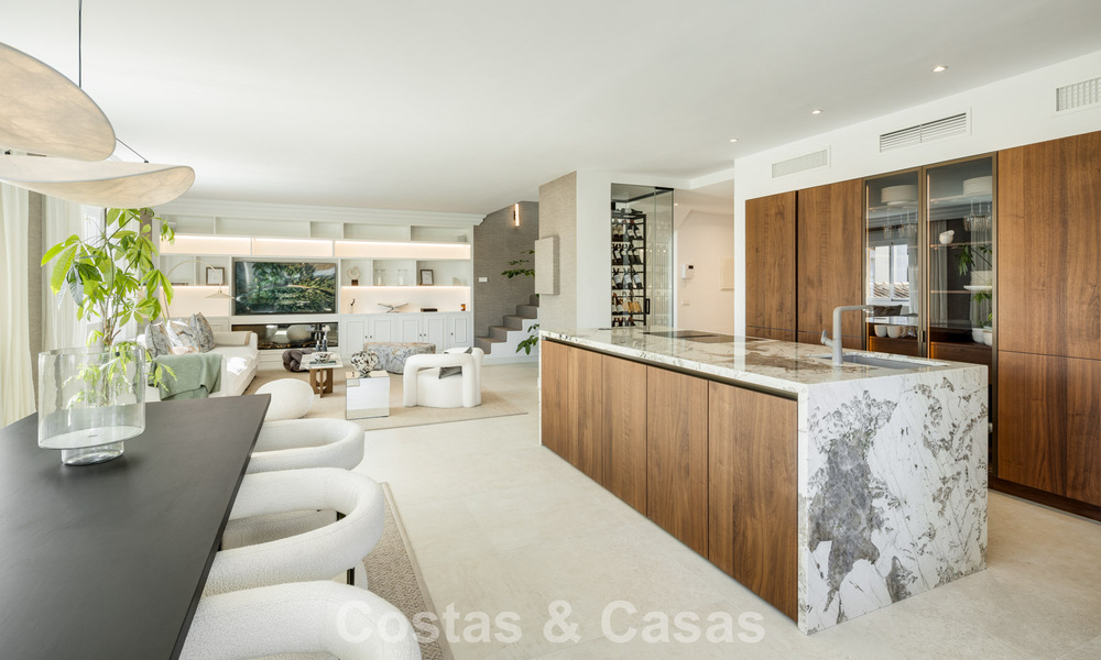 Instapklaar duplex penthouse te koop in een 24-uur beveiligde urbanisatie op Marbella’s Golden Mile 777104