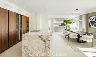 Instapklaar duplex penthouse te koop in een 24-uur beveiligde urbanisatie op Marbella’s Golden Mile 777109 