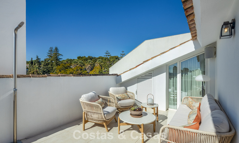 Instapklaar duplex penthouse te koop in een 24-uur beveiligde urbanisatie op Marbella’s Golden Mile 777110