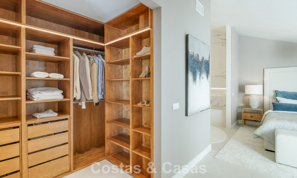 Instapklaar duplex penthouse te koop in een 24-uur beveiligde urbanisatie op Marbella’s Golden Mile 777112