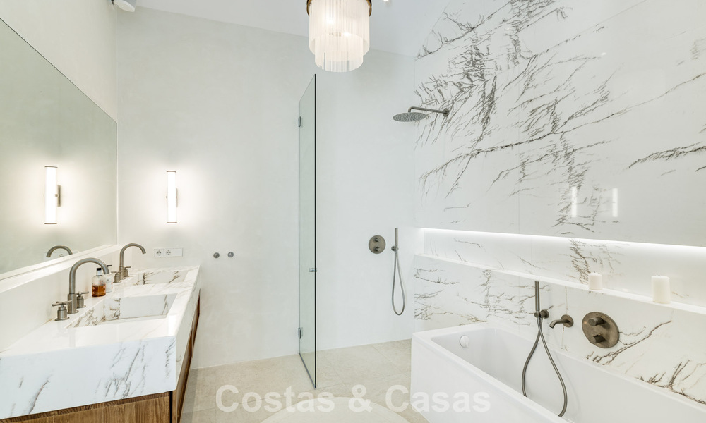 Instapklaar duplex penthouse te koop in een 24-uur beveiligde urbanisatie op Marbella’s Golden Mile 777114