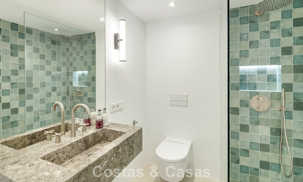 Instapklaar duplex penthouse te koop in een 24-uur beveiligde urbanisatie op Marbella’s Golden Mile 777124