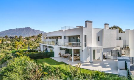 Luxueuze, moderne halfvrijstaande villa te koop dicht bij alle voorzieningen in Guadalmina en San Pedro, Marbella 777302
