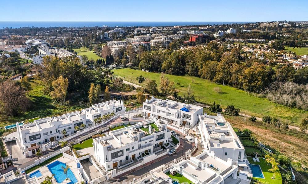 Luxueuze, moderne halfvrijstaande villa te koop dicht bij alle voorzieningen in Guadalmina en San Pedro, Marbella 777309