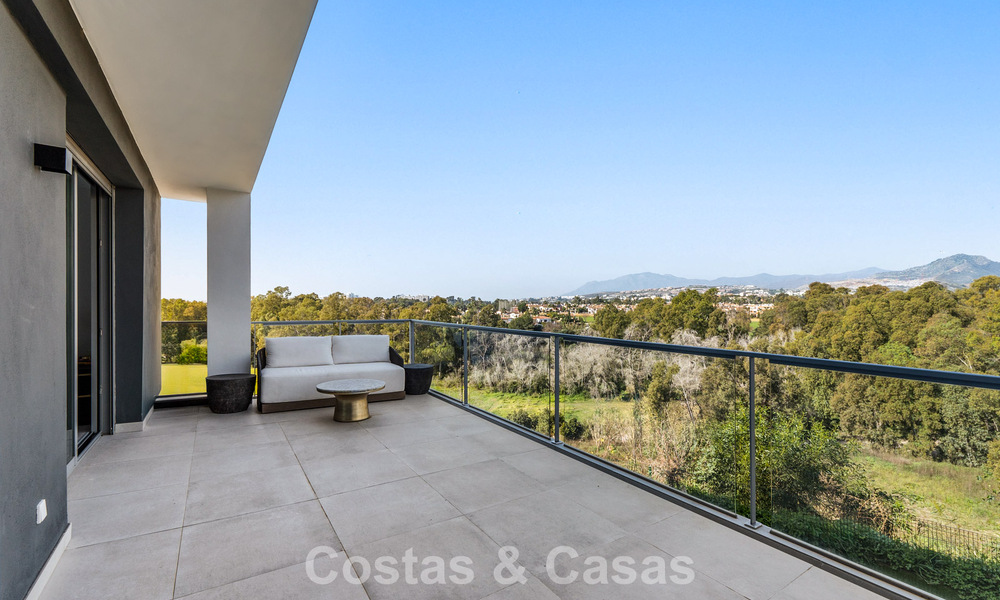 Luxueuze, moderne halfvrijstaande villa te koop dicht bij alle voorzieningen in Guadalmina en San Pedro, Marbella 777311