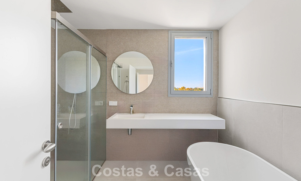 Luxueuze, moderne halfvrijstaande villa te koop dicht bij alle voorzieningen in Guadalmina en San Pedro, Marbella 777313