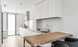 Luxueuze, moderne halfvrijstaande villa te koop dicht bij alle voorzieningen in Guadalmina en San Pedro, Marbella 777321 