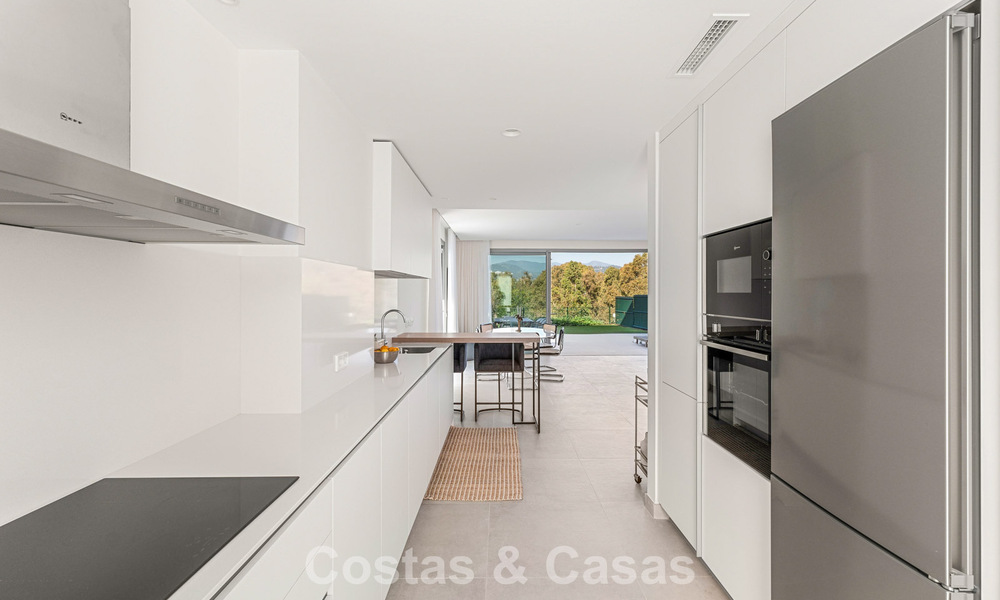 Luxueuze, moderne halfvrijstaande villa te koop dicht bij alle voorzieningen in Guadalmina en San Pedro, Marbella 777322