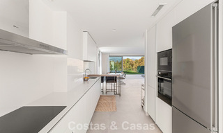 Luxueuze, moderne halfvrijstaande villa te koop dicht bij alle voorzieningen in Guadalmina en San Pedro, Marbella 777322 