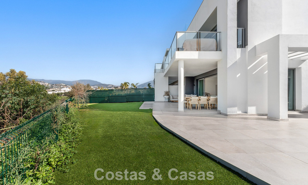 Luxueuze, moderne halfvrijstaande villa te koop dicht bij alle voorzieningen in Guadalmina en San Pedro, Marbella 777335