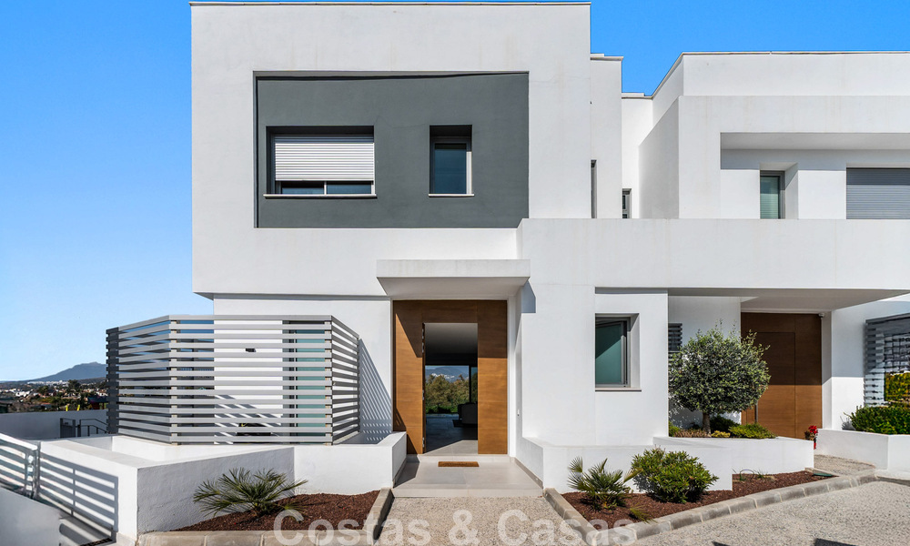 Luxueuze, moderne halfvrijstaande villa te koop dicht bij alle voorzieningen in Guadalmina en San Pedro, Marbella 777337