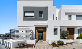 Luxueuze, moderne halfvrijstaande villa te koop dicht bij alle voorzieningen in Guadalmina en San Pedro, Marbella 777337 