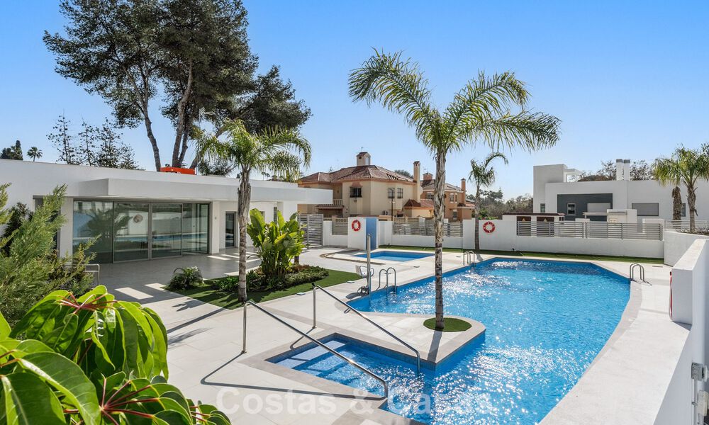 Luxueuze, moderne halfvrijstaande villa te koop dicht bij alle voorzieningen in Guadalmina en San Pedro, Marbella 777338
