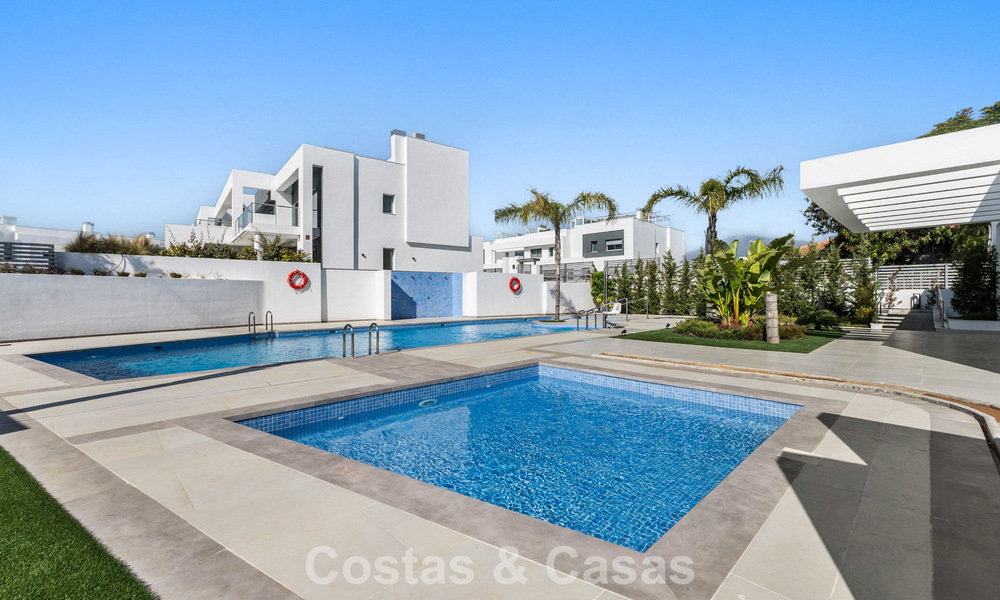 Luxueuze, moderne halfvrijstaande villa te koop dicht bij alle voorzieningen in Guadalmina en San Pedro, Marbella 777339