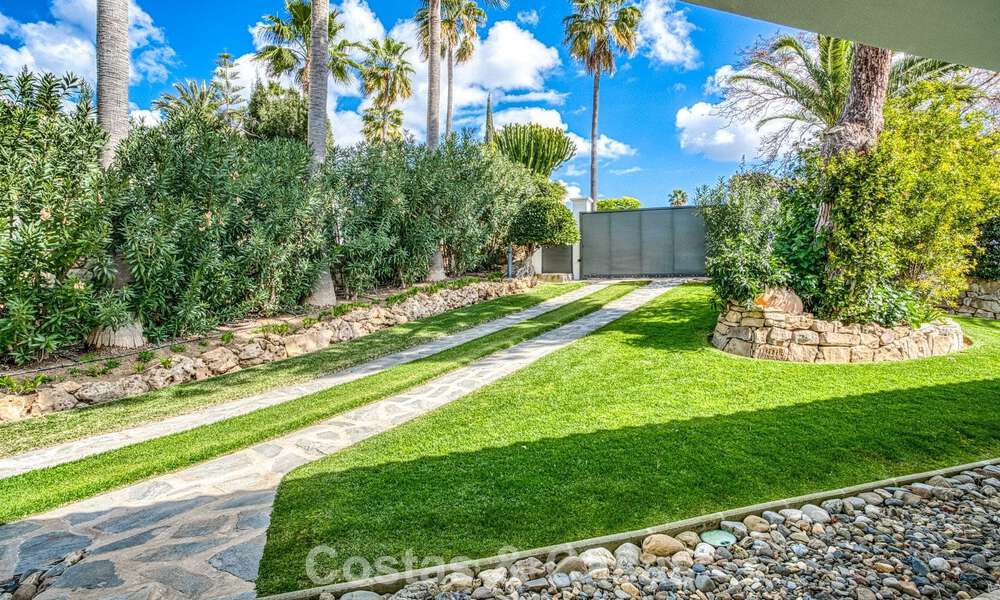 Ruime familievilla met 4 slaapkamers en zeezicht te koop in geprefereerde woonwijk in Oost Marbella 777239