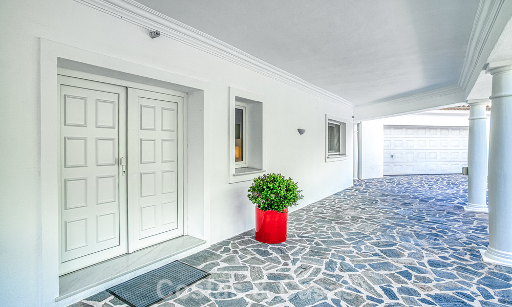 Ruime familievilla met 4 slaapkamers en zeezicht te koop in geprefereerde woonwijk in Oost Marbella 777242