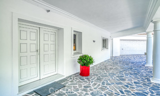 Ruime familievilla met 4 slaapkamers en zeezicht te koop in geprefereerde woonwijk in Oost Marbella 777242 