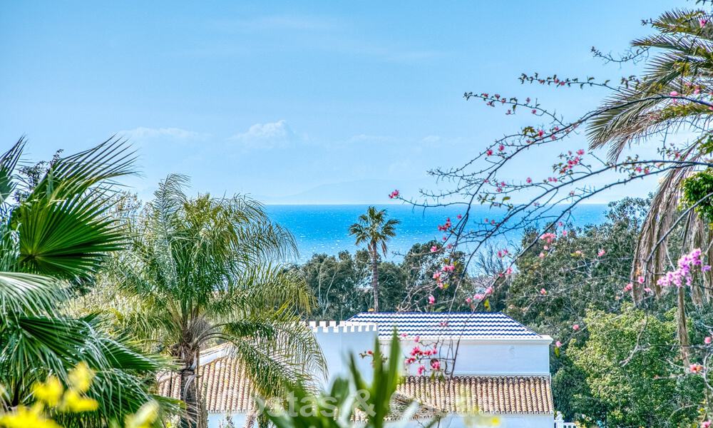 Ruime familievilla met 4 slaapkamers en zeezicht te koop in geprefereerde woonwijk in Oost Marbella 777243