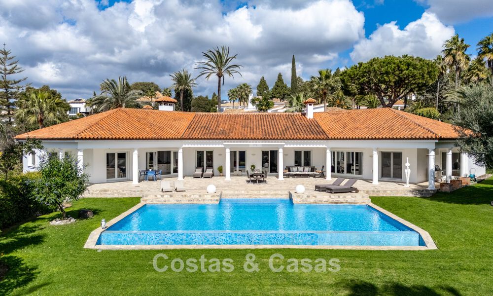 Ruime familievilla met 4 slaapkamers en zeezicht te koop in geprefereerde woonwijk in Oost Marbella 777247