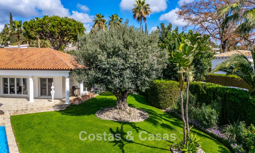 Ruime familievilla met 4 slaapkamers en zeezicht te koop in geprefereerde woonwijk in Oost Marbella 777256