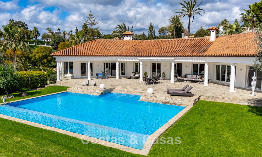 Ruime familievilla met 4 slaapkamers en zeezicht te koop in geprefereerde woonwijk in Oost Marbella 777257