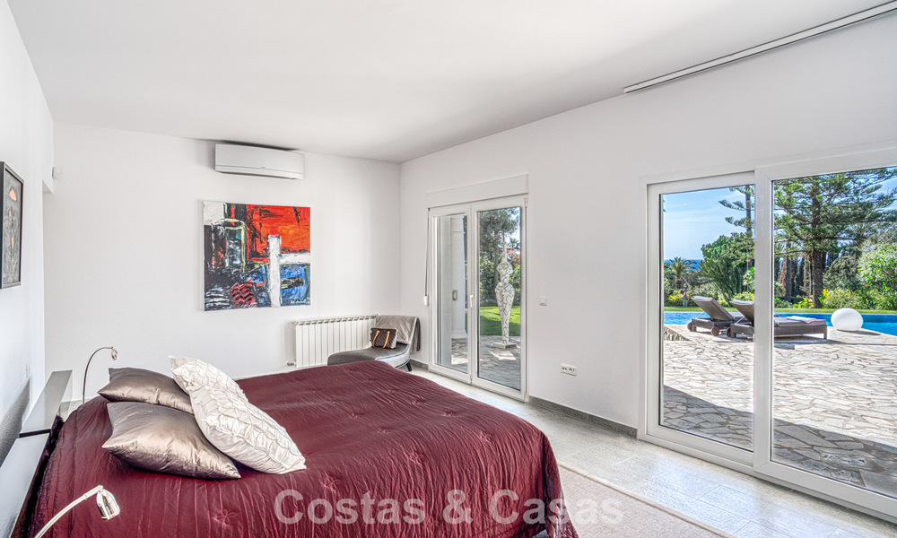 Ruime familievilla met 4 slaapkamers en zeezicht te koop in geprefereerde woonwijk in Oost Marbella 777258