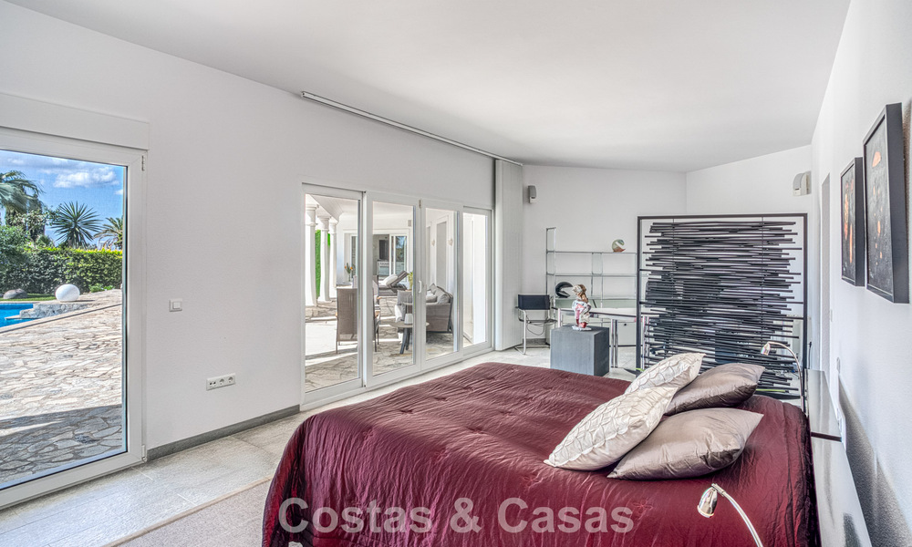 Ruime familievilla met 4 slaapkamers en zeezicht te koop in geprefereerde woonwijk in Oost Marbella 777259