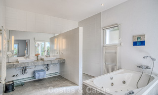 Ruime familievilla met 4 slaapkamers en zeezicht te koop in geprefereerde woonwijk in Oost Marbella 777260 