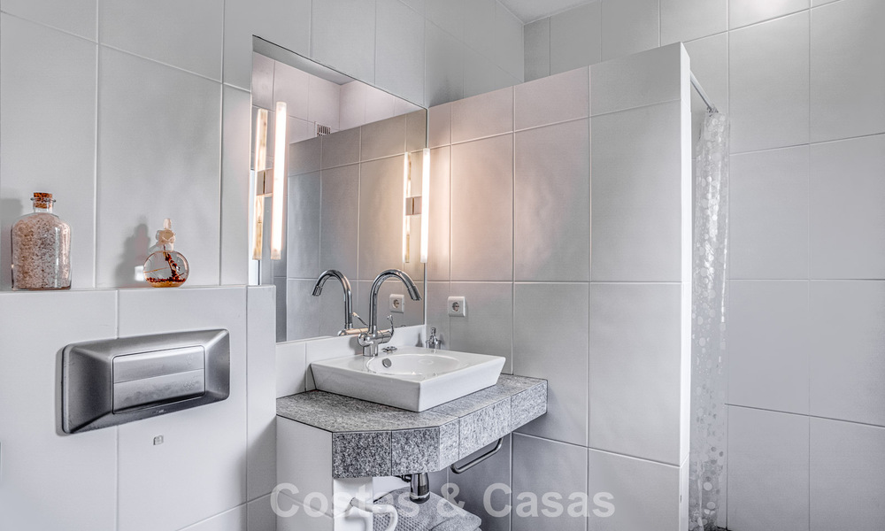 Ruime familievilla met 4 slaapkamers en zeezicht te koop in geprefereerde woonwijk in Oost Marbella 777264