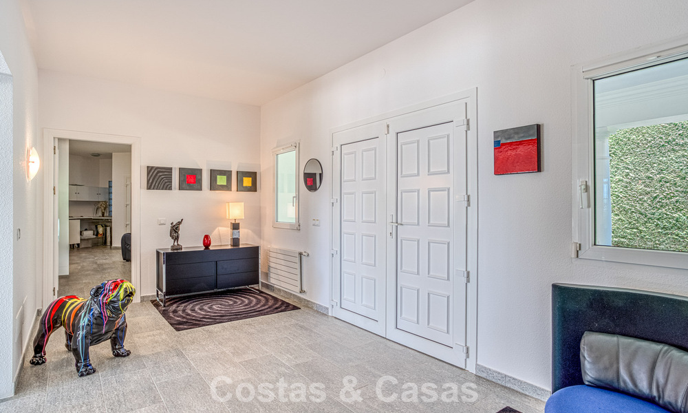 Ruime familievilla met 4 slaapkamers en zeezicht te koop in geprefereerde woonwijk in Oost Marbella 777265