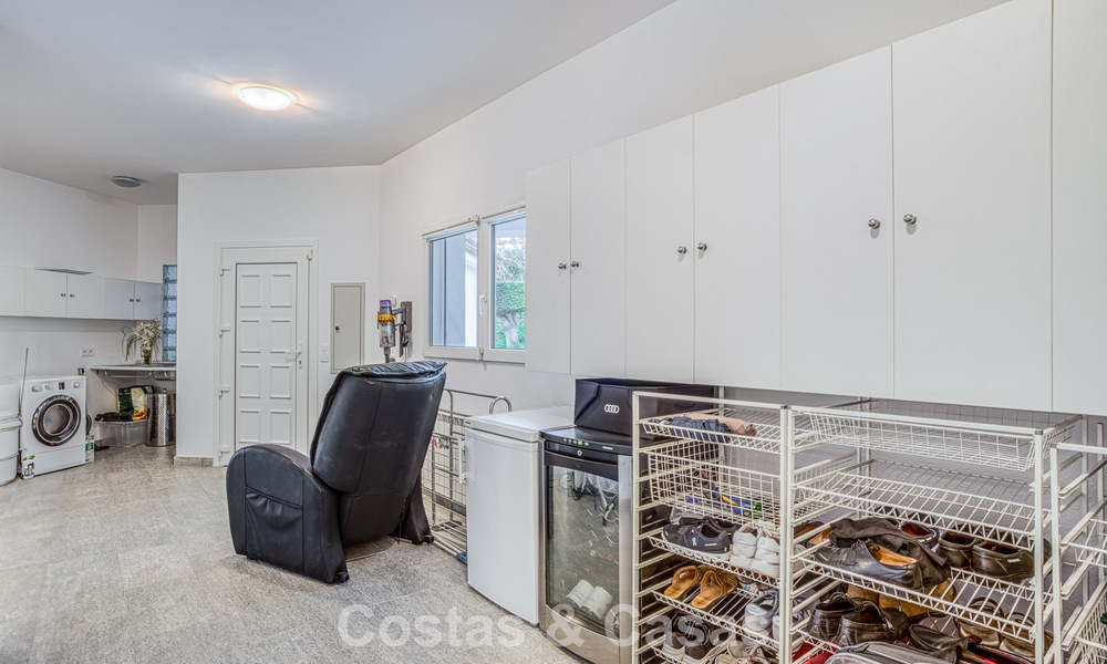 Ruime familievilla met 4 slaapkamers en zeezicht te koop in geprefereerde woonwijk in Oost Marbella 777266